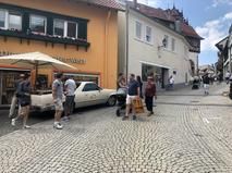 Menschen in der Altstadt von Gernsbach zum Verkaufsoffener Sonntag 