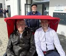 Probefahrt mit der Rikscha. V.l.n.r.: Jörg Lungwitz, 1. Vorsitzender der Sozialstation, Günther Schermer, ehrenamtlicher Rikscha-Fahrer, Bürgermeister Julian Christ.
