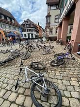 Viele Fahrräder mitten in der Altstadt von Gernsbach