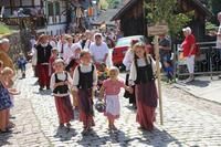 Kinder in mittelalterlicher Kleidung einer Magd