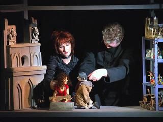 Die Puppenspieler auf der Bühne vor Notre Dame und spielen mit den Puppen Esmeralda und Quasimodo