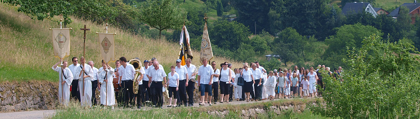 Menschen bei Prozession auf dem Weg zu Illertkapelle