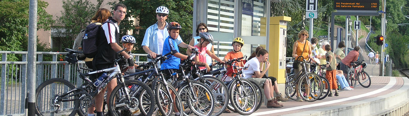 Eine Gruppe von Radfahrern an der Stadtbahnhaltestelle