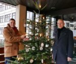 Bürgermeister Christ und Kämmerer Lang vor dem Weihnachtsbaum