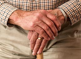 Hände eines Senioren, der einen Stock hält - Foto: pixabay.com