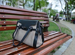 Handtasche auf Bank im Park