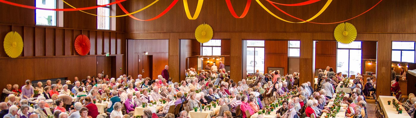 Die Senioren aus Gernsbach genießen in der voll besetzten Stadthalle bei Kaffee und Kuchen das Programm 