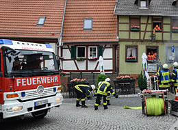Feuerwehrfahrzeug und 4 Feuerwehrleute bei einem Übungs-Einsatz in der Gernsbacher Altstadt