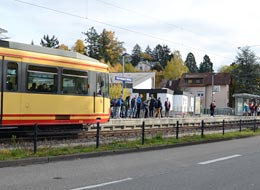Die gelbe Straßenbahn des KVV fährt in die Haltestelle Gernsbach Mitte ein