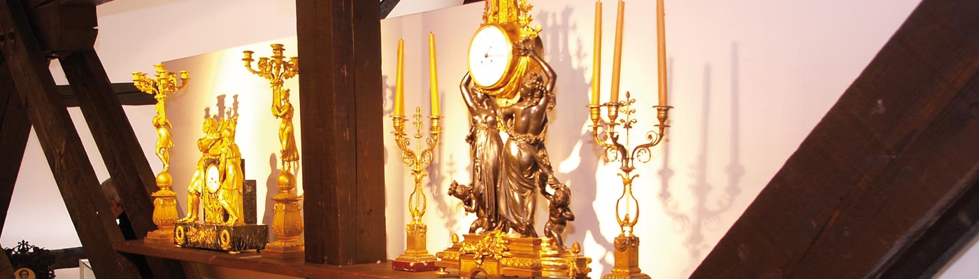 zwei vergoldete Spieluhren und Kerzenleuchter im Museum der Harmonie