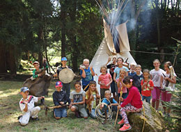 Kinder im Indianerlager mit Tipi, Pfeil und Bogen, Trommeln beim Kinderferienprogramm