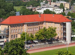 Gebäude der Gemeinschaftsschule Gernsbach mit Teilen des Stadion Gernsbach
