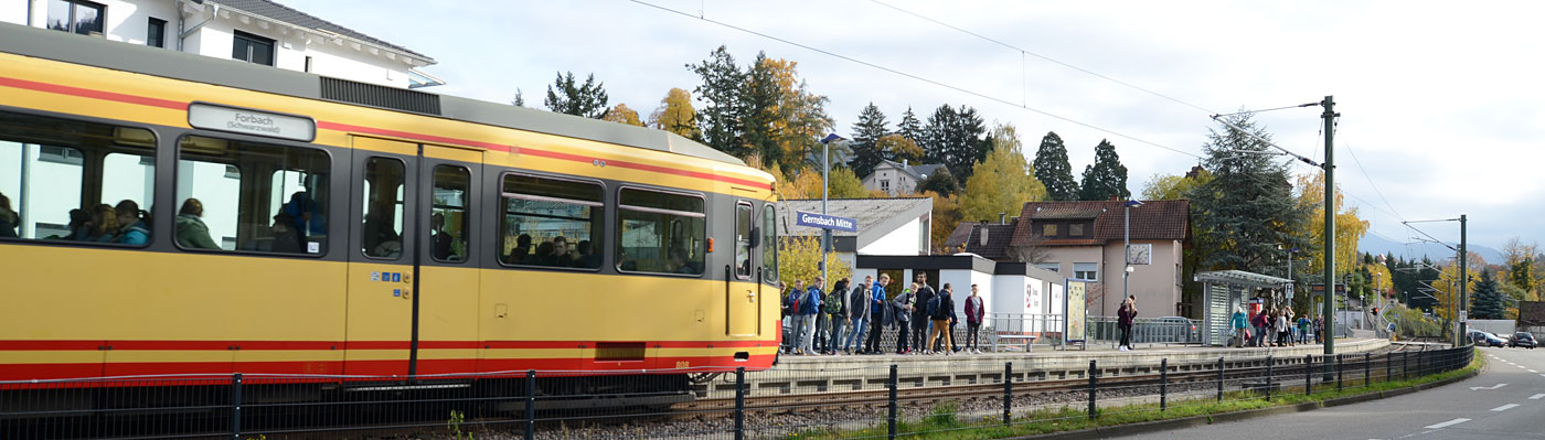 Die gelbe Straßenbahn des KVV fährt in die Haltestelle Gernsbach Mitte ein