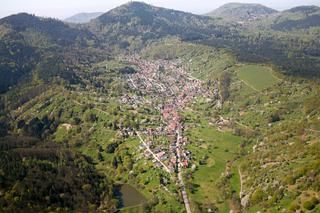 Luftbild mit Blick auf Staufenberg