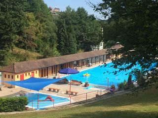 Freibad mit 2 Beclen und einem langen Kabinengebäude