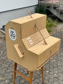 Holzmodell des vorgesehenen „Vielflächners“, das Natursteinobjekt wird individuell für Obertsrot gestaltet. Holzmodell der vorgesehenen Vielflächen-Sonnenuhr