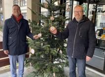 Bürgermeister Christ (links im Bild) und der stellvertretende Leiter der Kämmerei Michael Held (links im Bild) am Spendenweihnachtsbaum (Bildmitte.