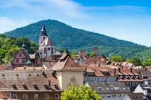 Blick über die Dächer der charmanten Altstadt von Gernsbach.