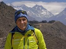 Ralf Dujmovits vor der Bergkulisse des Himalaja-Gebirges