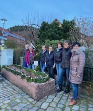 Sieben Mitglieder des Kath. Gemeindeteams und des OGV Lautenbach beim Zieren des Brunnens im Oberdorf (bei der „Alten Kirche“)