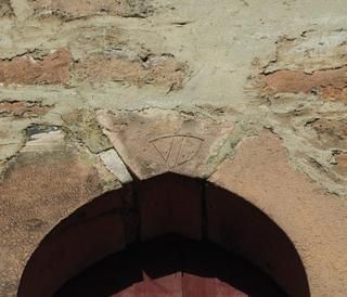 Torbogen des Storchenturms Badisches Wappen in Stein gemeißelt