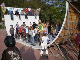 Eine Gruppe Jugendlicher und Erwachsener steht in der Halfpipe bei der Eröffnung des Skaterplatzes 2007