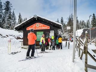 Kassenhäuschen mit Skifahrern Skilift Kaltenbronn