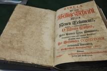 Die Cotta-Bibel enthält das Alte und neue Testament nach der Übersetzung von Martin Luther