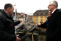 Steinmetz Norbert Jüngert und Bürgermeister Dieter Knittel bei der restaurierten Nepomuk-Statue