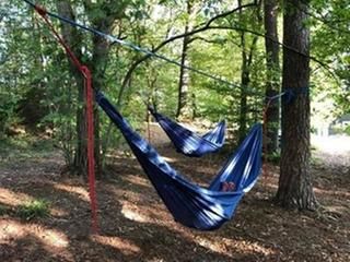 Das ehemalige Naturfreundehaus von außen, eingeschossig, weiß gestrichen mit grünen Fensterläden