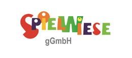 Grafik in bunter Schrift der Text Spielwiese gGmbH