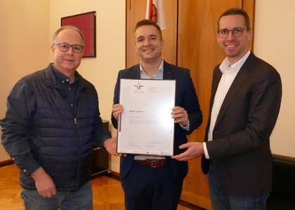 Gernsbach erhält die Rezertifizierung für das ‚audit berufundfamilie‘. V.l.n.r.: Personalratsvorsitzender Jürgen Maisch, Bürgermeister Julian Christ und Hauptamtsleiter Thomas Lachnicht. Gernsbach erhält die Rezertifizierung für das ‚audit berufundfamilie‘. V.l.n.r.: Personalratsvorsitzender Jürgen Maisch, Bürgermeister Julian Christ und Hauptamtsleiter Thomas Lachnicht.