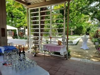 Gläser und Flaschen für Sektempfang im Teehaus, Blick in den Garten