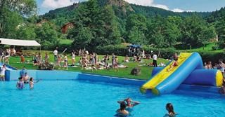 Ein heisser Sommertag im Schwimmbad