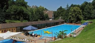 Blick auf das Freibad Obertsrot - im Hintergrund Schloss Eberstein