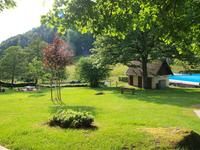 Liegewiese und Toilettengebäude