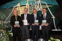 Bernhard Wieland, Friedbert Zapf, Dieter Knittel, Jürgen Bäuerle halten jeweils das Buch zum Jubiläumsfest in der Hand