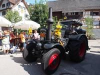 mit Blumen geschmückter, restaurierter, historischer Lanz Bulldog