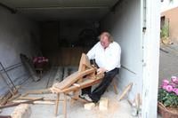 Handwerker an Werkbank schält ein Holzstück
