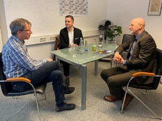 3 Männer am Tisch