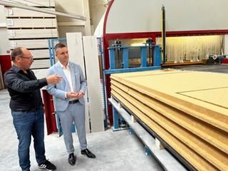 Geschäftsführer Thomas Wurm (links im Bild) im Austausch mit Bürgermeister Christ (rechts)