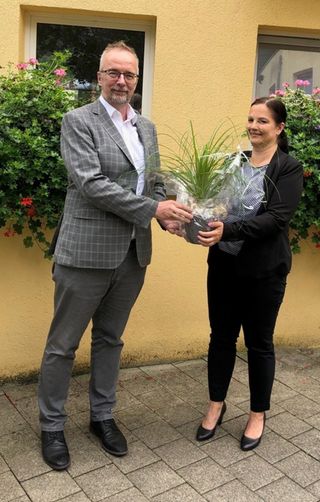 Frau übergibt Mann eine Pflanze