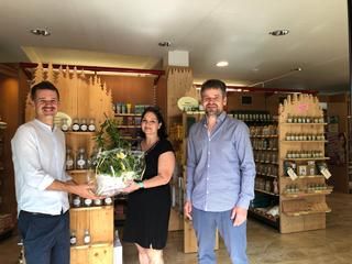 Zwei Männer und eine Frau im Ladengeschäft