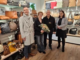 v.r.n.l.: Wirtschaftsförderin Nicoletta Arand, Ernst Fischer, Elke Fischer und Bürgermeister Julian Christ 2 Männer und 2 Frauen