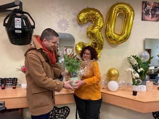 Bürgermeister Christ gratuliert Helga Kilgus zum Firmenjubiläum. Bürgermeister Christ gratuliert Helga Kilgus zum Firmenjubiläum.