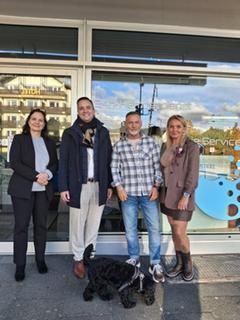 v.l.n.r.: Wirtschaftsförderin Nicoletta Arand, Bürgermeister Julian Christ, Produktionsleiter Wojtek Czech, Inhaberin Iwona Caly 4 Personen vor Textilreinigung