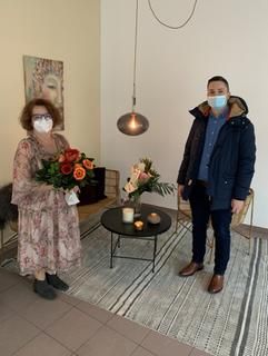 Ladeninhaberin Sybille Gries und Bürgermeister Julian Christ Eine Frau mit Blumenstrauß neben einem Mann
