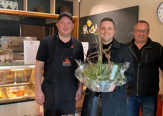 V.l.n.r.: Marco Weitz, Bürgermeister Julian Christ und Claus Olinger. Bürgermeister Christ in der Mitte des Bildes überreicht ein Blumenpräsent an Marco Weitz (links im Bild) und an Claus Olinger (rechts im Bild.