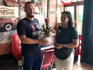 Wirtschaftsförderin Nicoletta Arand gratuliert Dominik Jegel zur Übernahme