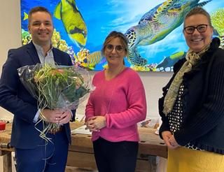 v.l.n.r. Bürgermeister Julian Christ, Sabine Neffke und Angelika Müller Ein Mann mit BLumen in der Hand neben zwei Frauen